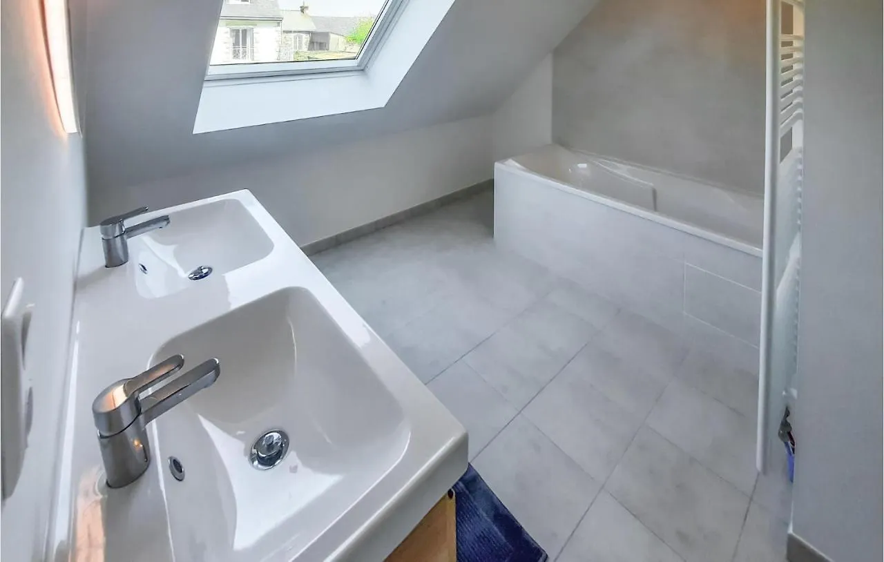 Awesome Home In Hirel With Wifi 0*,